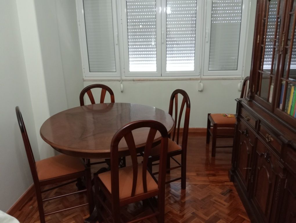 Móvel de sala com mesa e cadeiras
