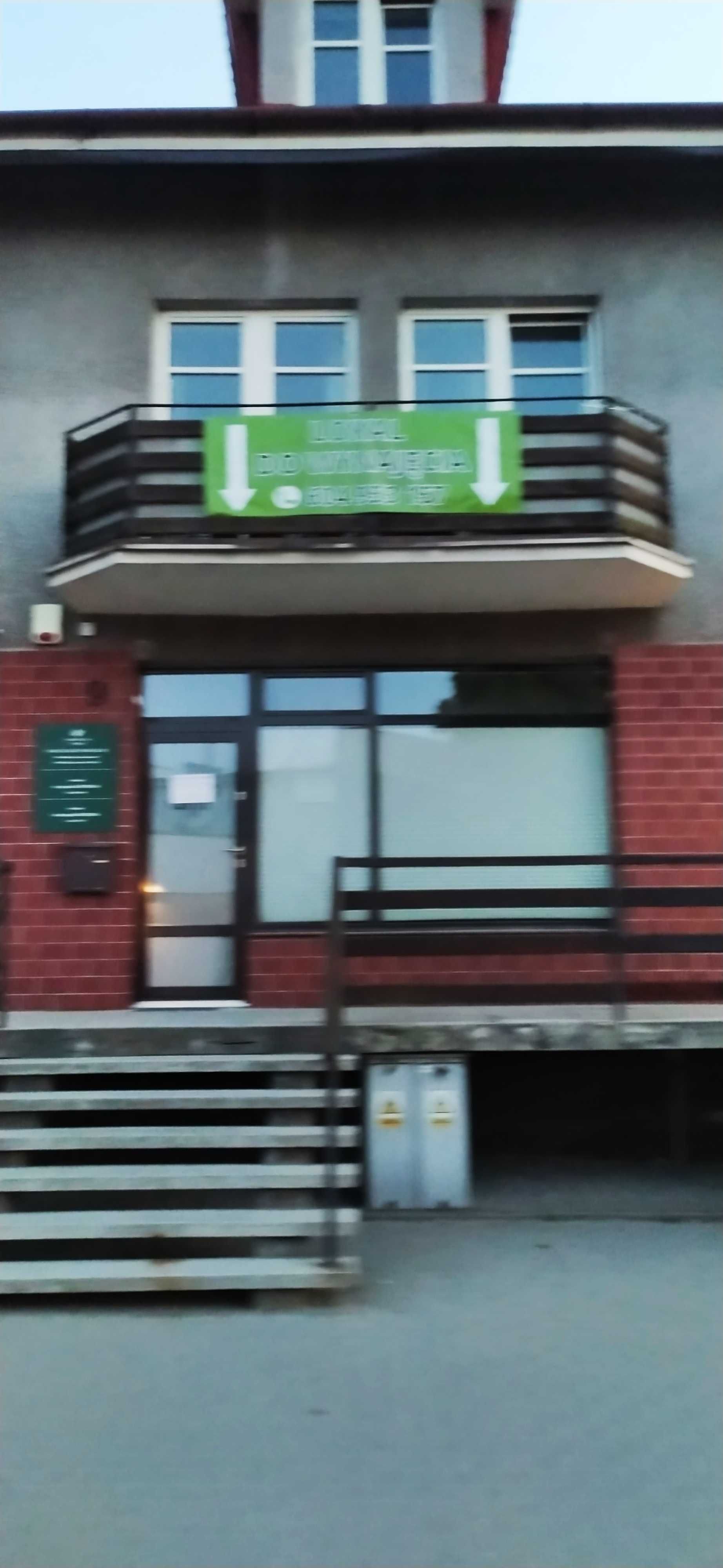 Lokal na parterze, z poczekalnią i zapleczem socjalnym.