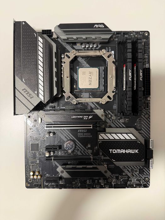 AMD Ryzen 5 5600 + B550 MSI Tomahawk + RAM 32 GB + Fortis 5 + WiFi 6