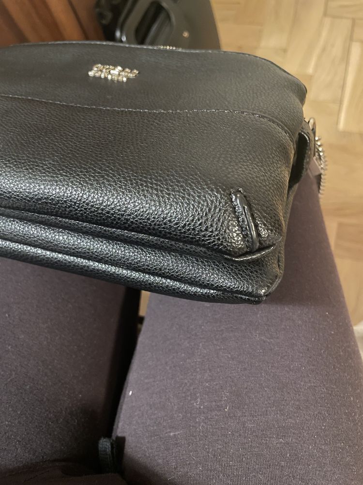 Czarna torebka kopertowka crossbody guess na lancuszku lancuszek