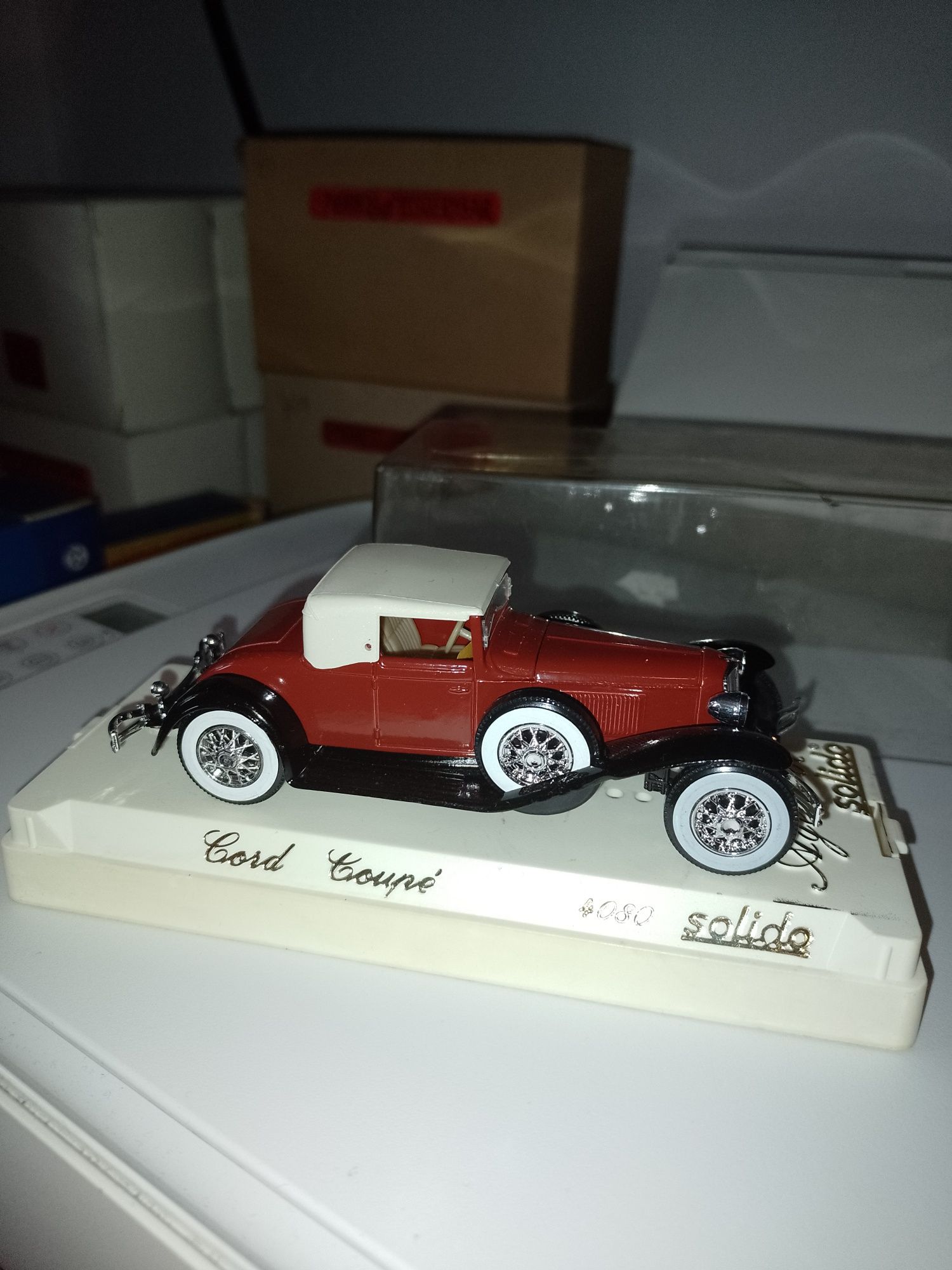 Model francuskiej firmy solido 4080 Ford coupe w skali 1/43