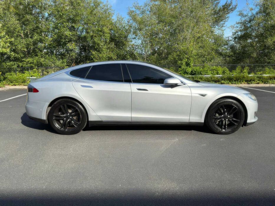 Tesla Model S 85D      2015