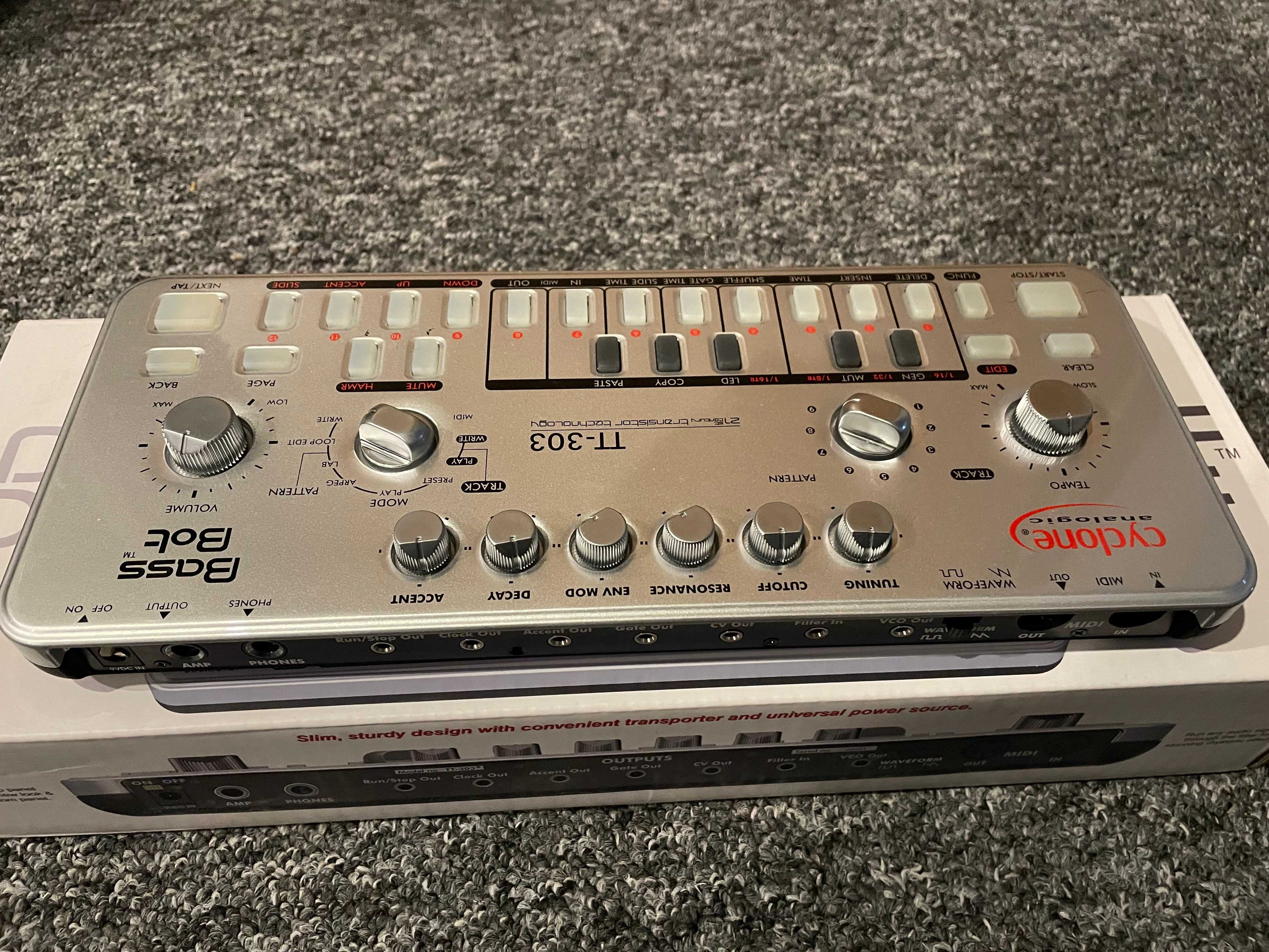 Cyclone Analogic TT-303 Bass Bot V2