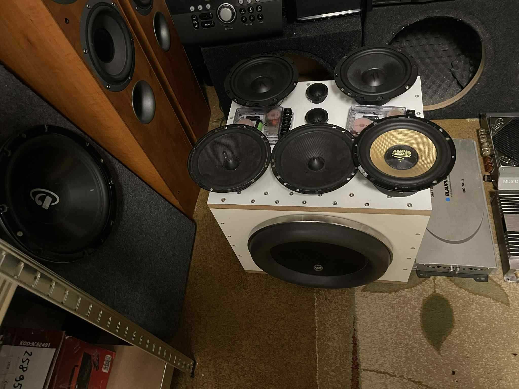 komplet, zestaw sprzętów Car-Audio, skrzynia basowe, wzmacniacze itp
