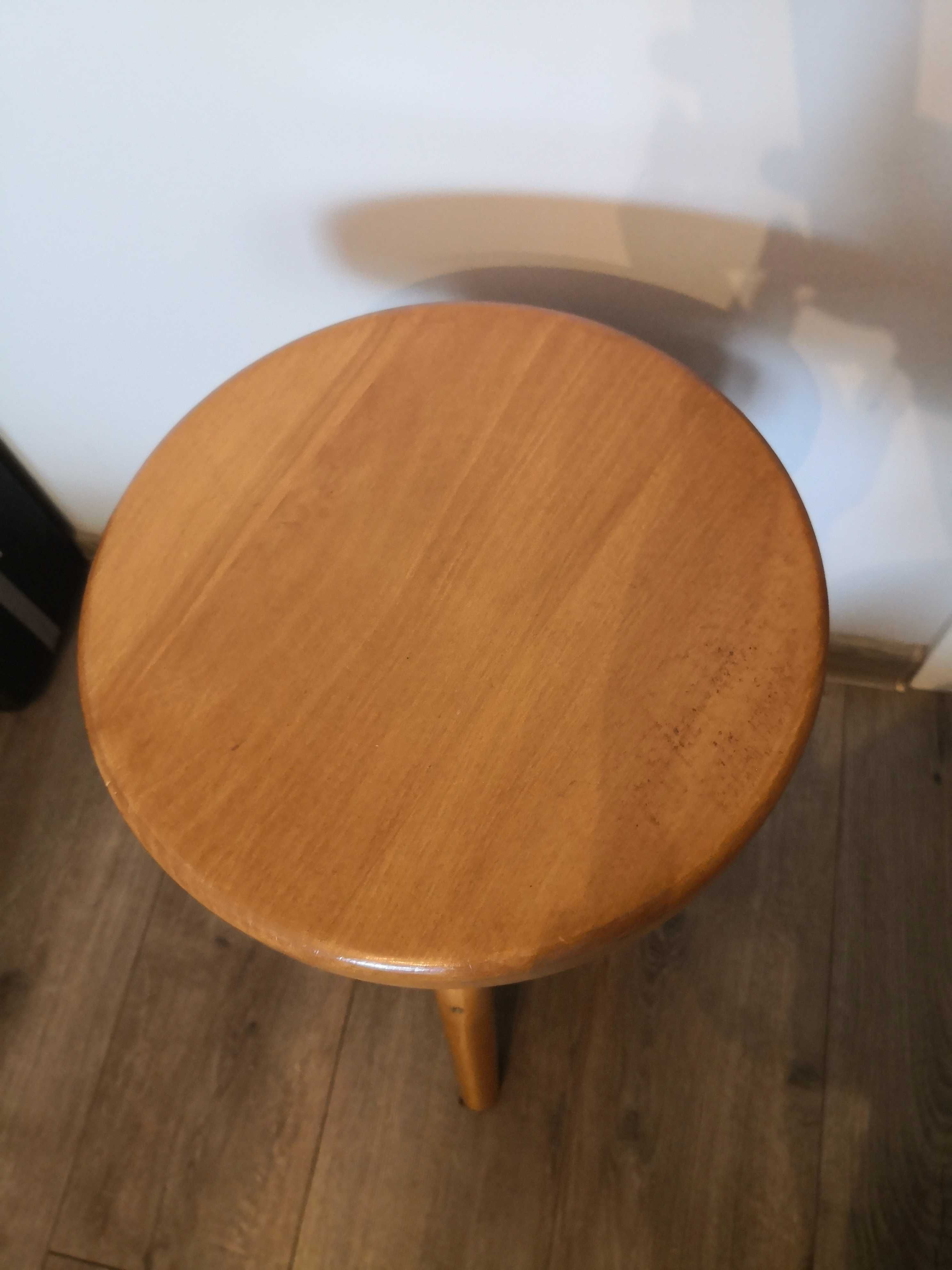 Drewniany taboret obrotowy