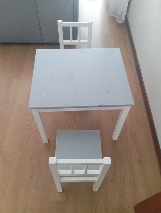 Meble dziecięce krzesła + stolik