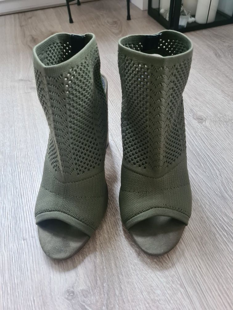 Ażurowe botki khaki