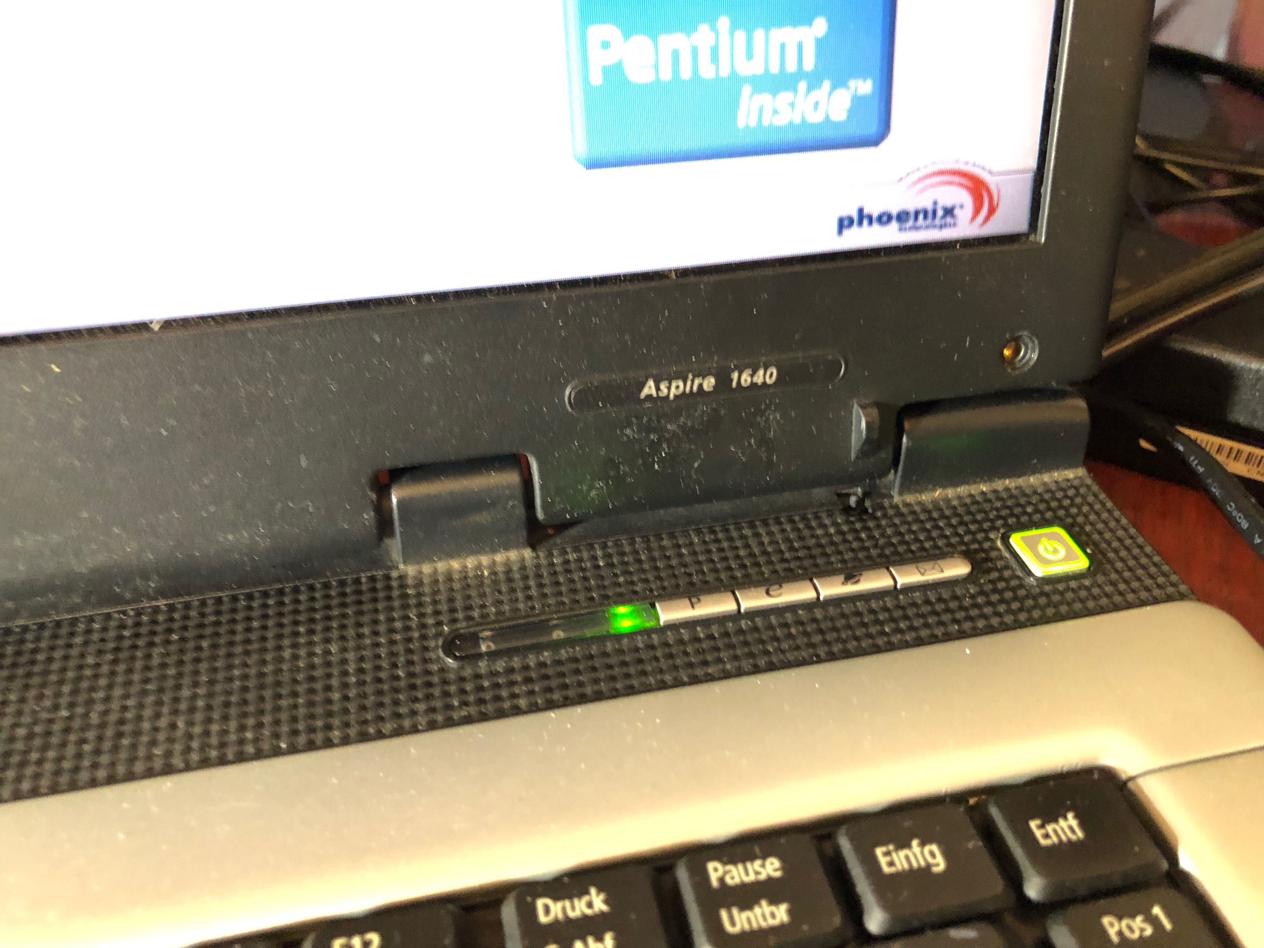 Два рабочих ноутбука Acer Aspire одним лотом на запчасти.