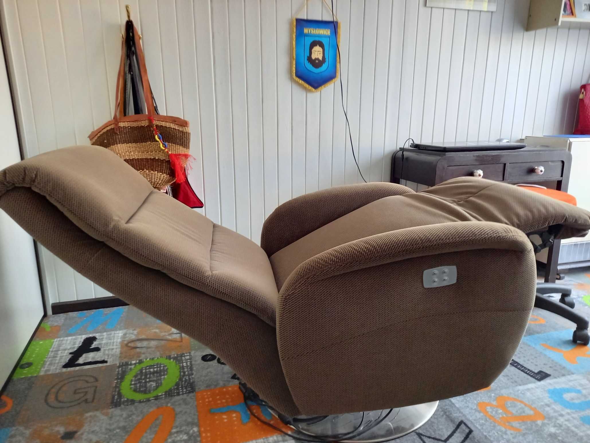 Elektryczny fotel obrotowy z funkcja relaksu, model AROSA