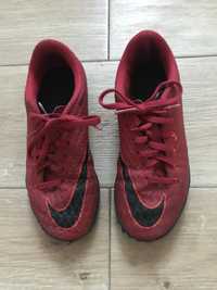 Buty sportowe Nike czerwone halówki