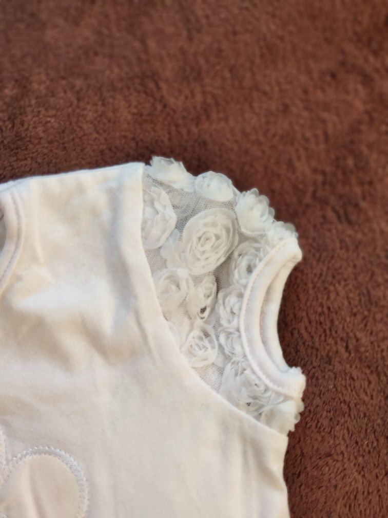 Ozdobna biała bluzka dla dziewczynki, z kwiatem, r. 80
