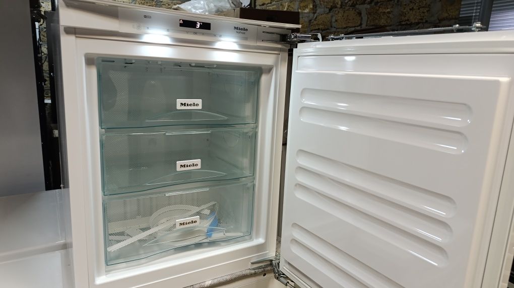 Морозильна камера Miele FN 30402 i