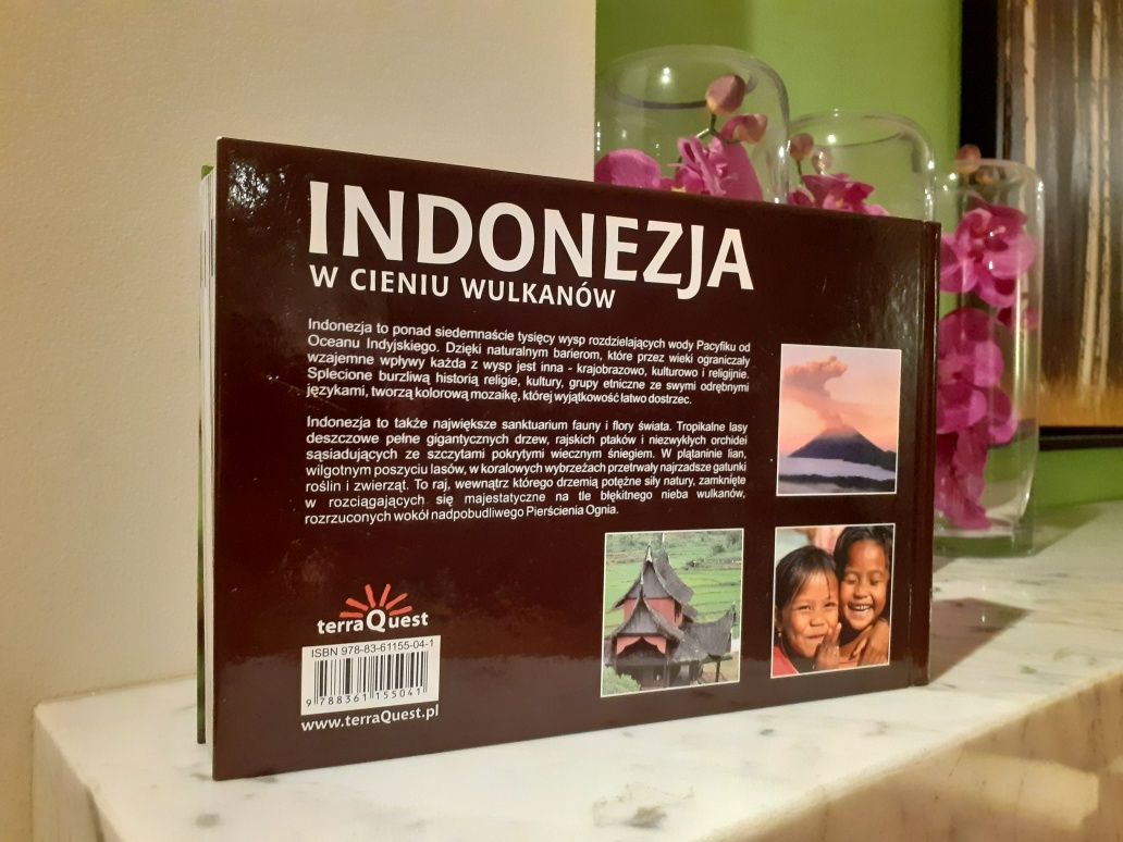 Indonezja w cieniu wulkanów, album Małgorzata Preuss +paczka długopisó