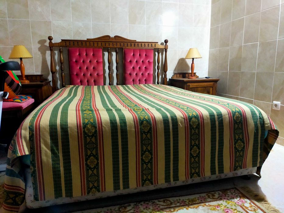 Cama madeira maciça, com cabeceira estofada em capitonê vermelho