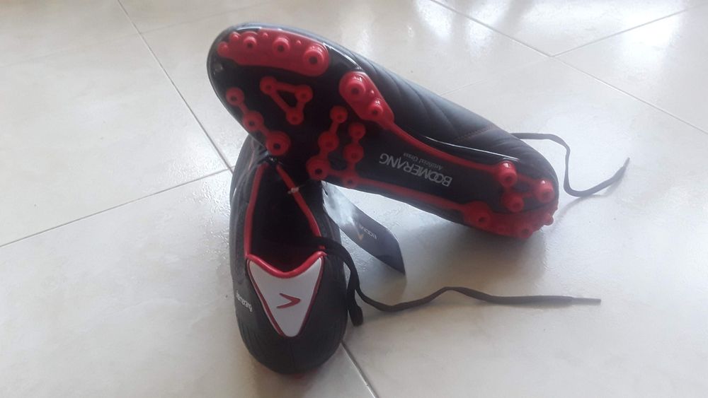 Chuteiras de futebol " BOOMERANG "número 45