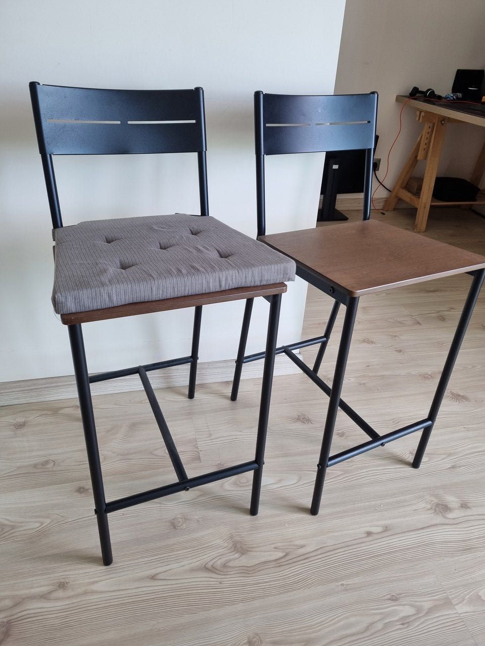 2 Bancos alto preto Ikea Sandsberg com almofada