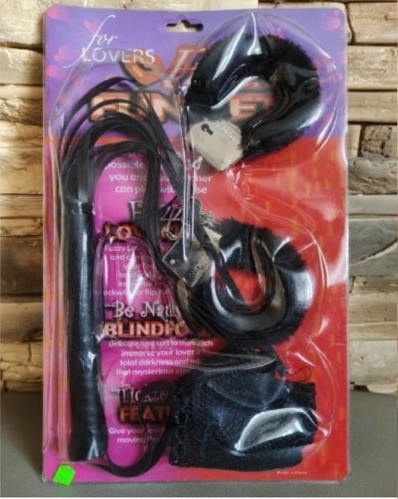 Kajdanki z futerkiem w zestawie, prezentuje na 18 urodziny, panieński