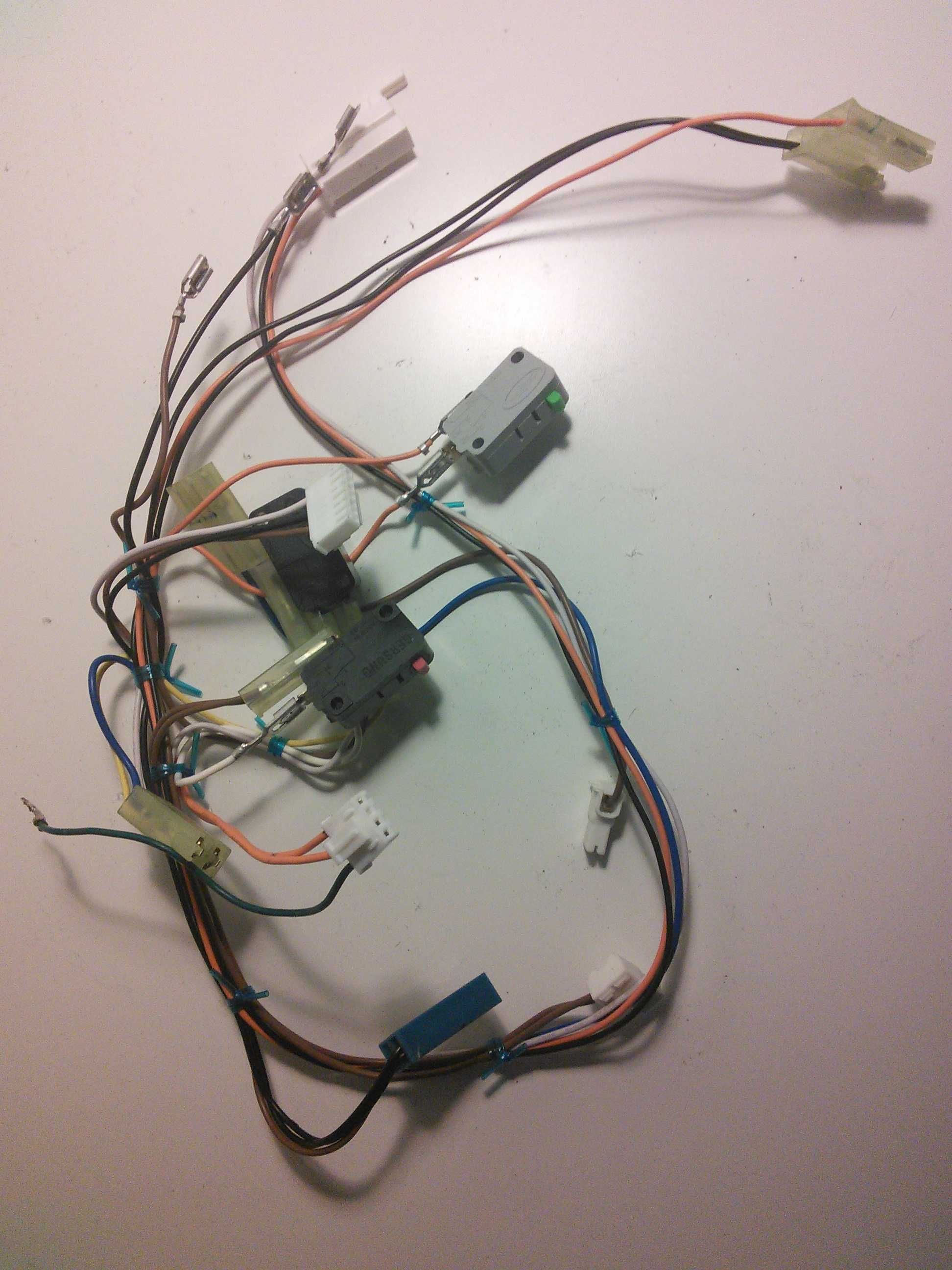 Mikroprzełącznik i Wiązka przewodów z mikrofalówki SAMSUNG MS23F301EAW