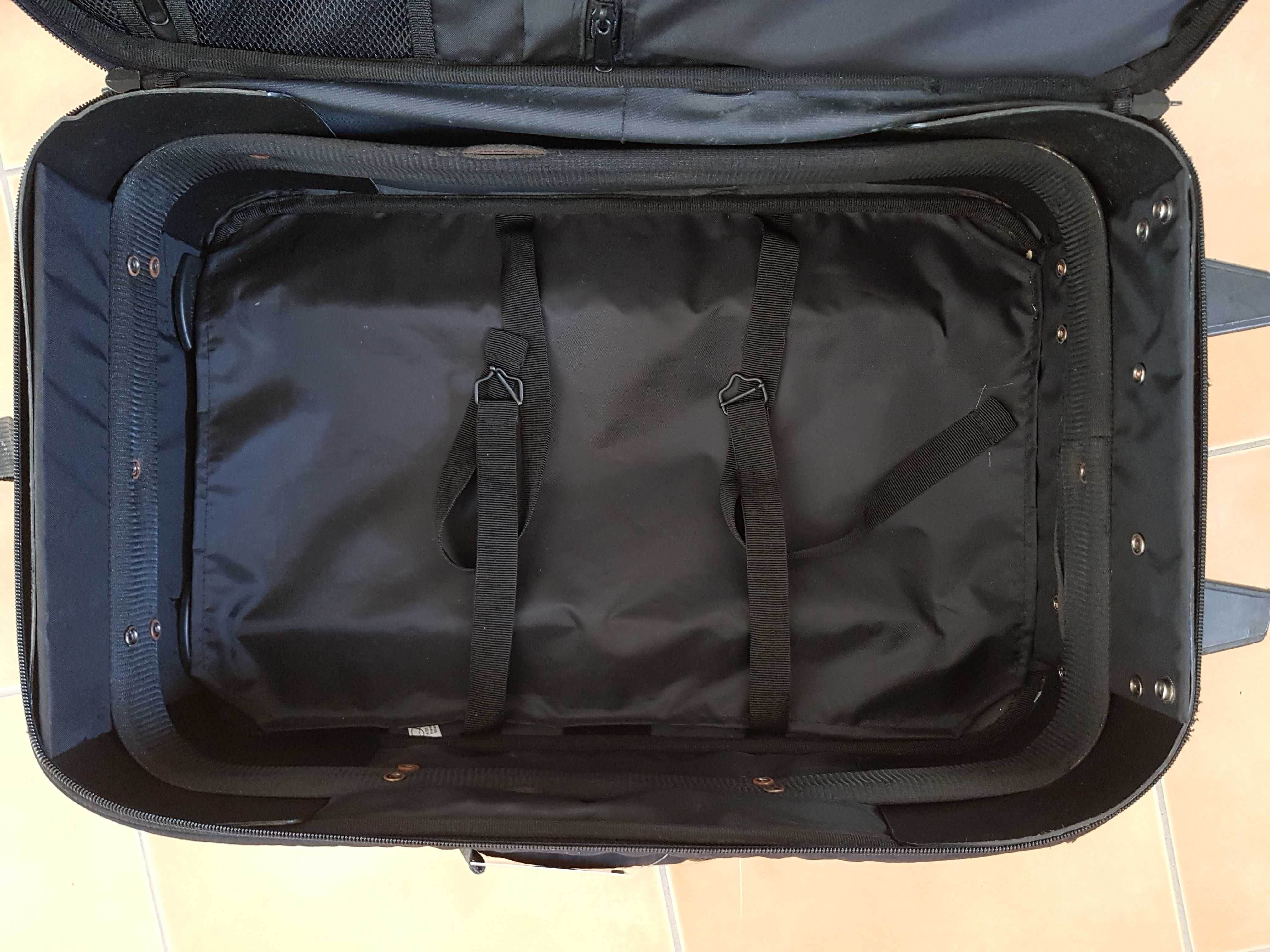 Black suitcase / good condition									
Valisa preto /  boa condição