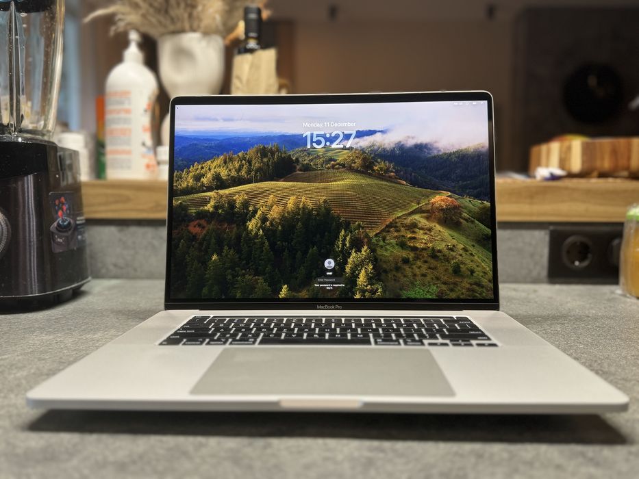 MacBook Pro 16 2019 core i9 2.3ghz 64/1Tb 5500 4gb