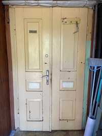 Stare drewniane drzwi dwuskrzydlowe do renowacji