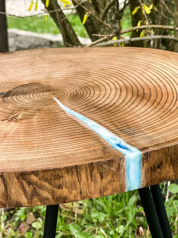 Stoliczek z plastra drewna z zywica epoksydowa