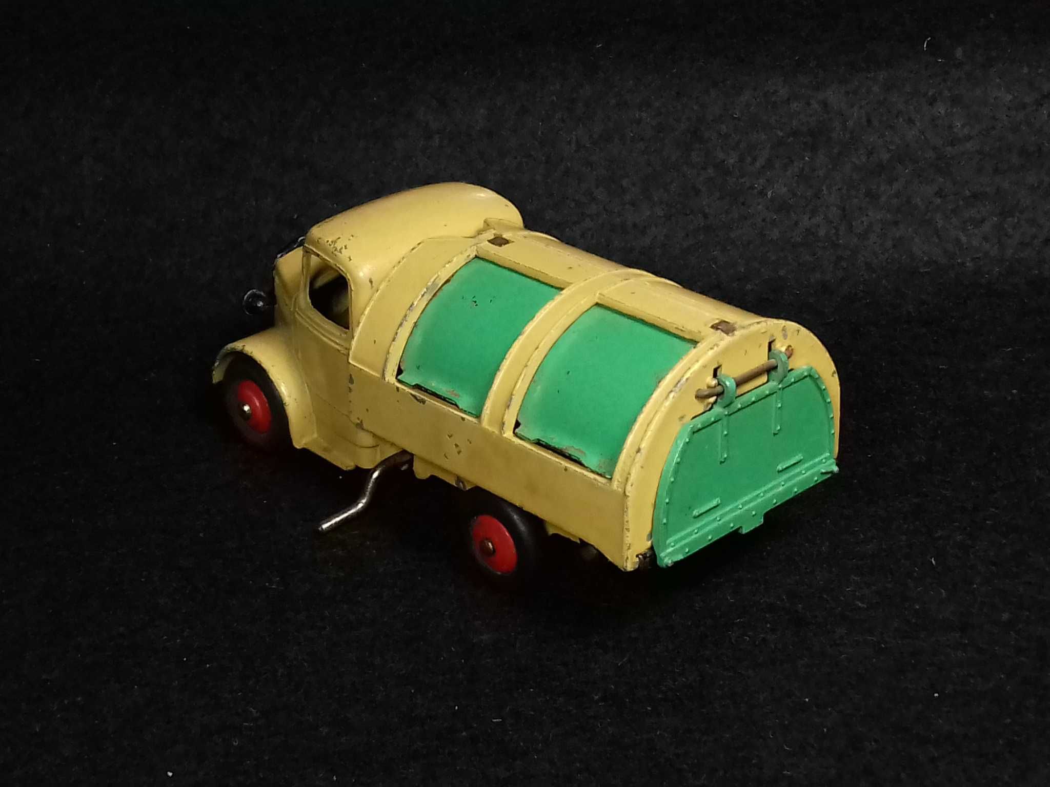 Dinky Toys #252 - Bedford Refuse Wagon - 1950`s by Meccano Ltd