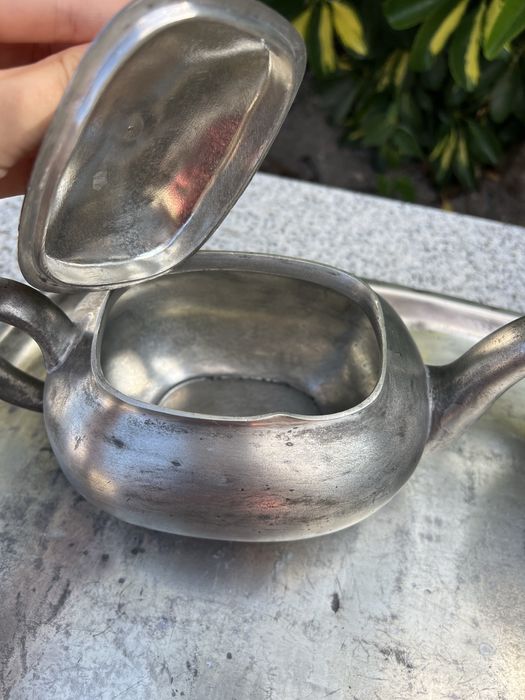 Conjunto de tabuleiro antigo e peças de estanho