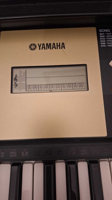 Piano Yamaha - YPT 220 com suporte