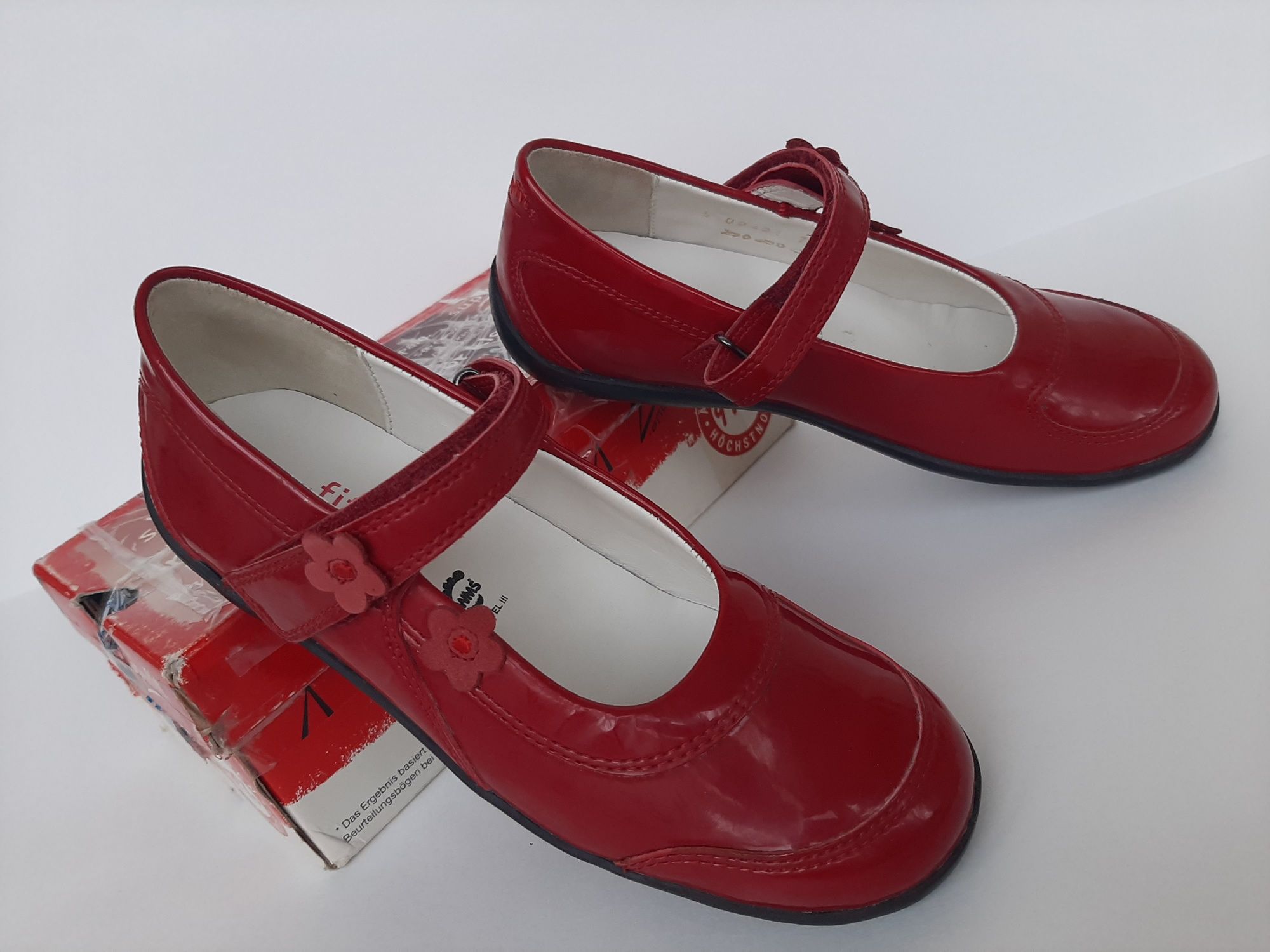 Superfit червоні шкіряні лакові туфлі 33 розмір в ідеальному стані