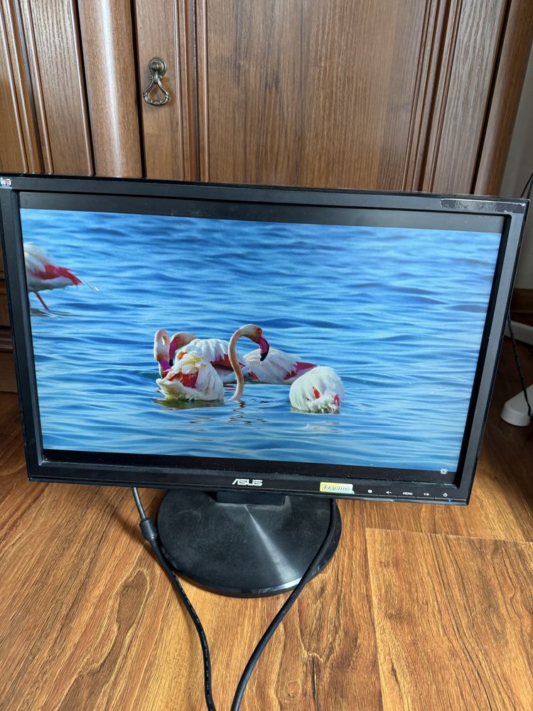 Zestwa gamingowy razem z monitorami