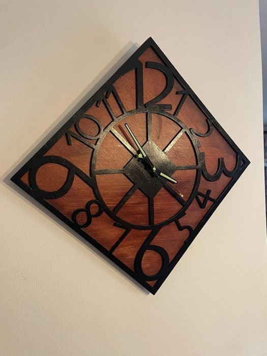 Relógio de parede em madeira