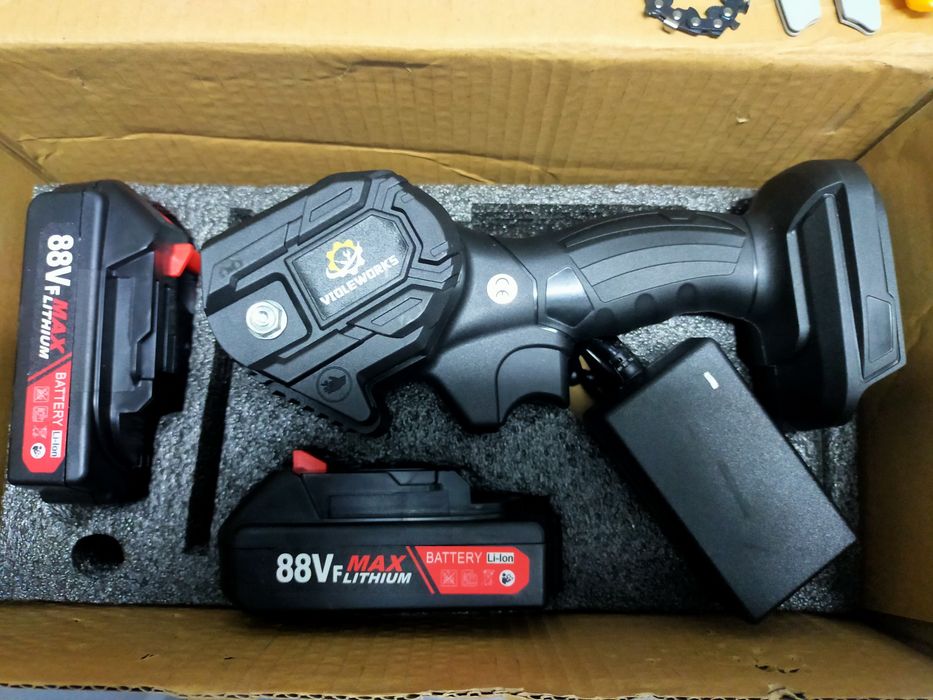 Mini motoserra a bateria