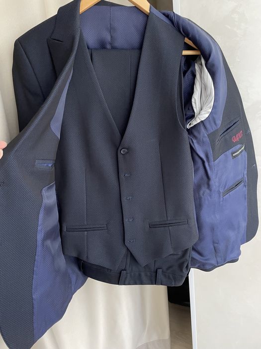 Чоловічий костюм трійка