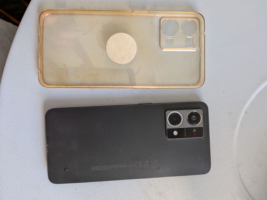 Oppo Reno 7 z etui i dodatkowymi szkiełkami na wyświetlacz