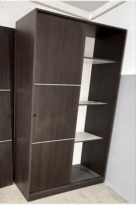 Roupeiro Elegante em Castanho — Transforme o Seu Quarto com Estilo!