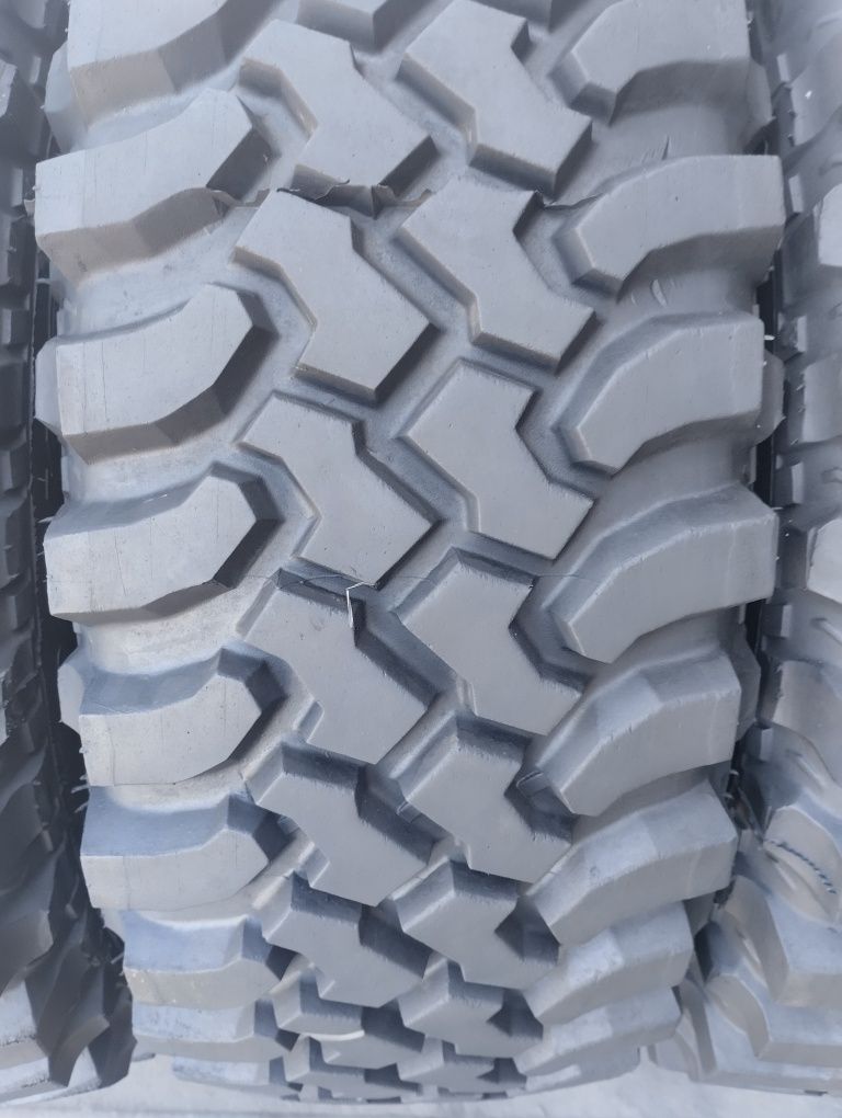 Продам шини 235/65R17