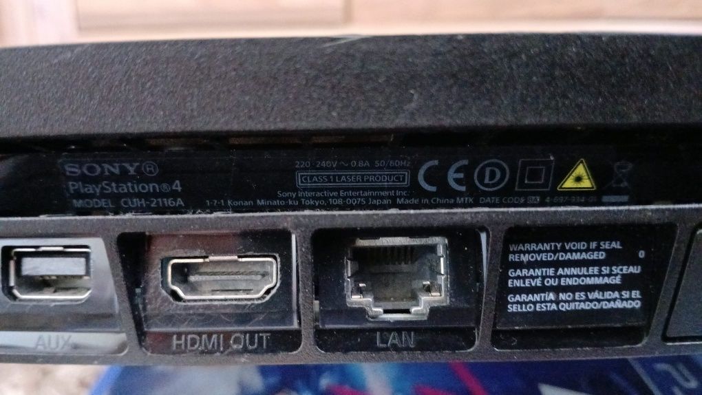 PlayStation 4 (PS4) z padem i 6 grami oraz całym okablowaniem