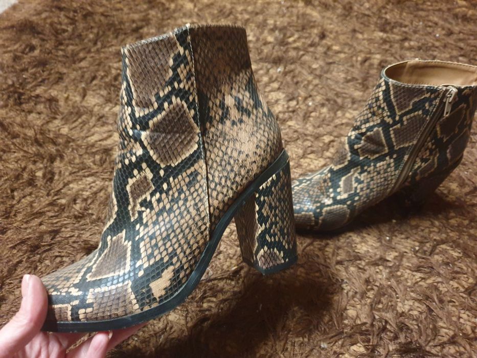 Bota com padrão cobra