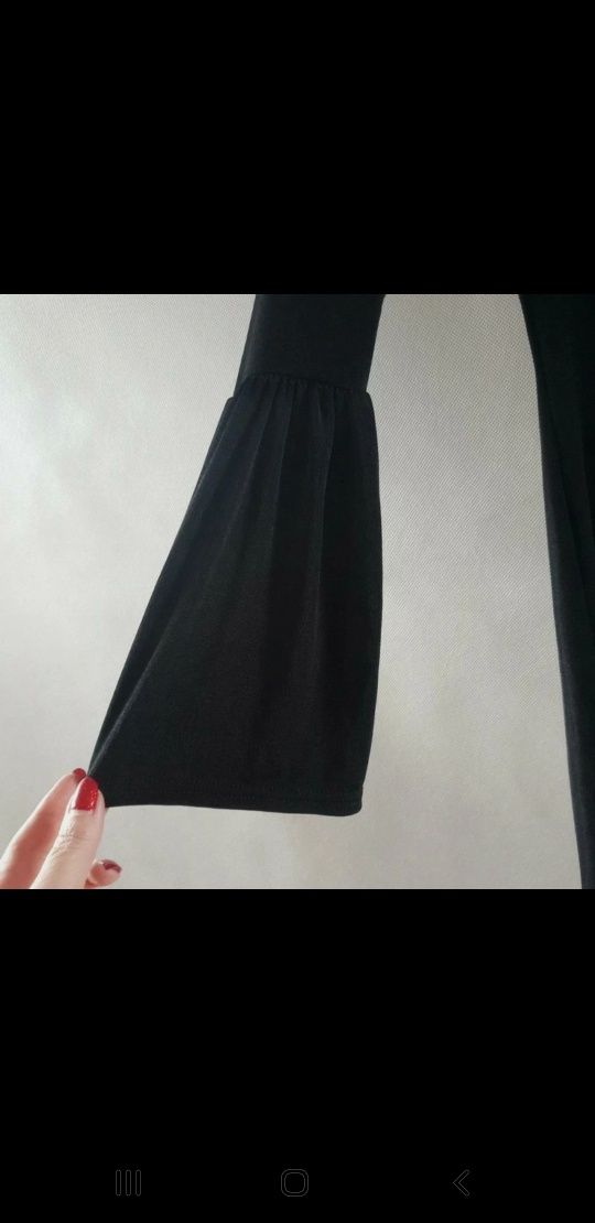 Czarna elastyczna dopasowana krótka sukienka z rozszerzanymi rękawkami