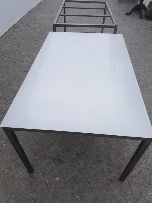 Mesa com tampo de vidro
