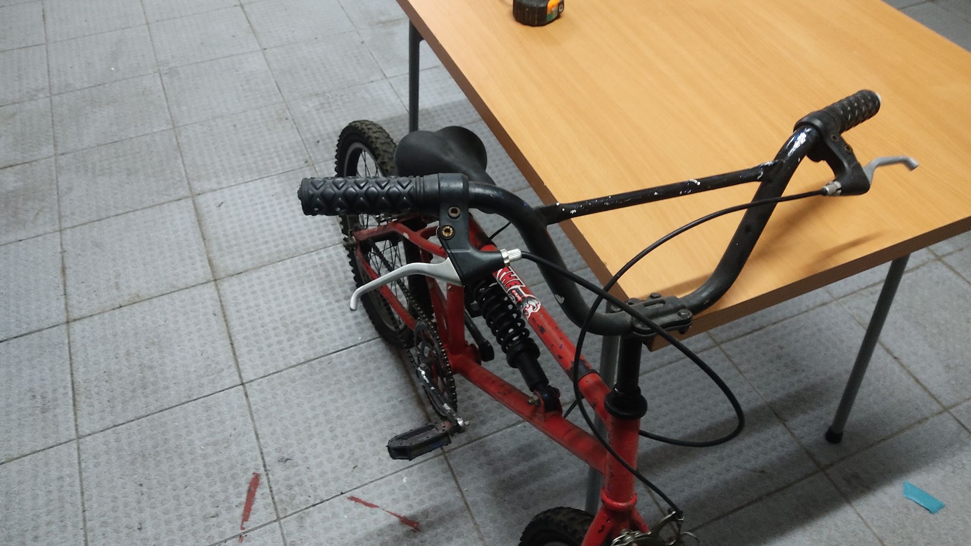 Bicicleta dê criança com amortecedor