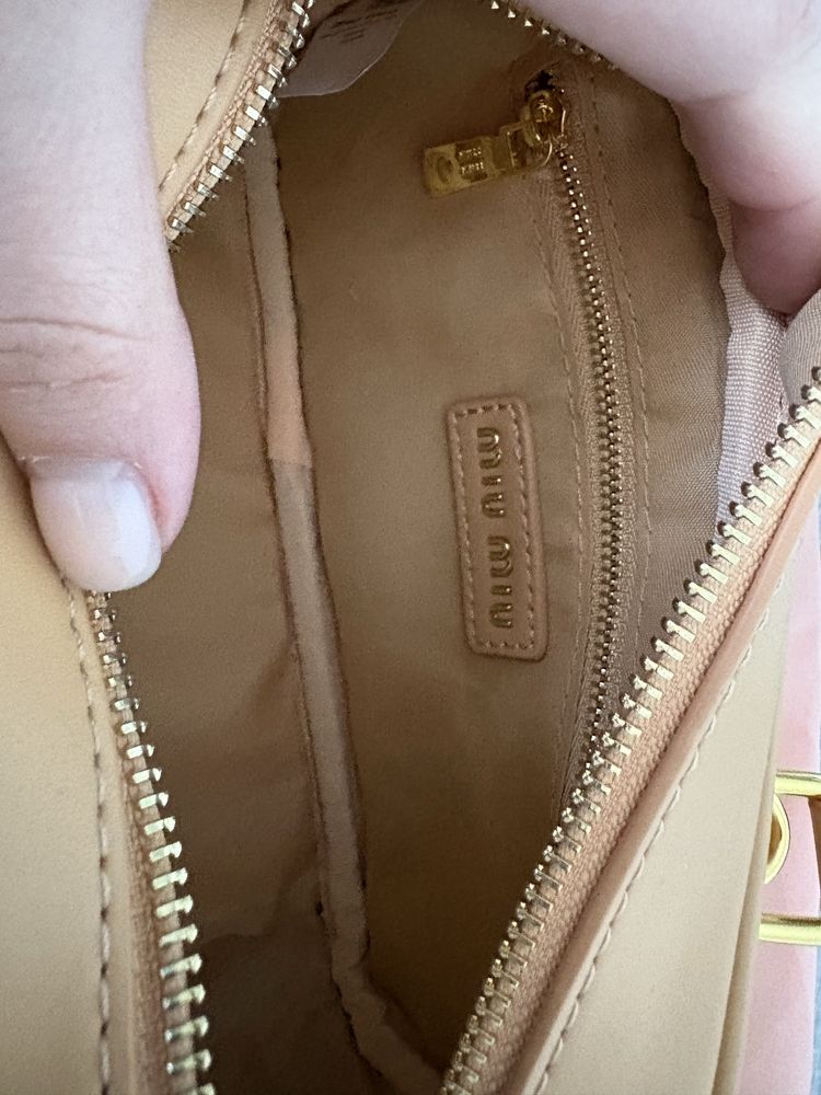 Сумка MiuMiu бежевого кольору
