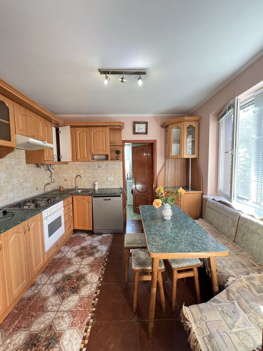 Півособняк із земельною ділянкою поруч центру міста