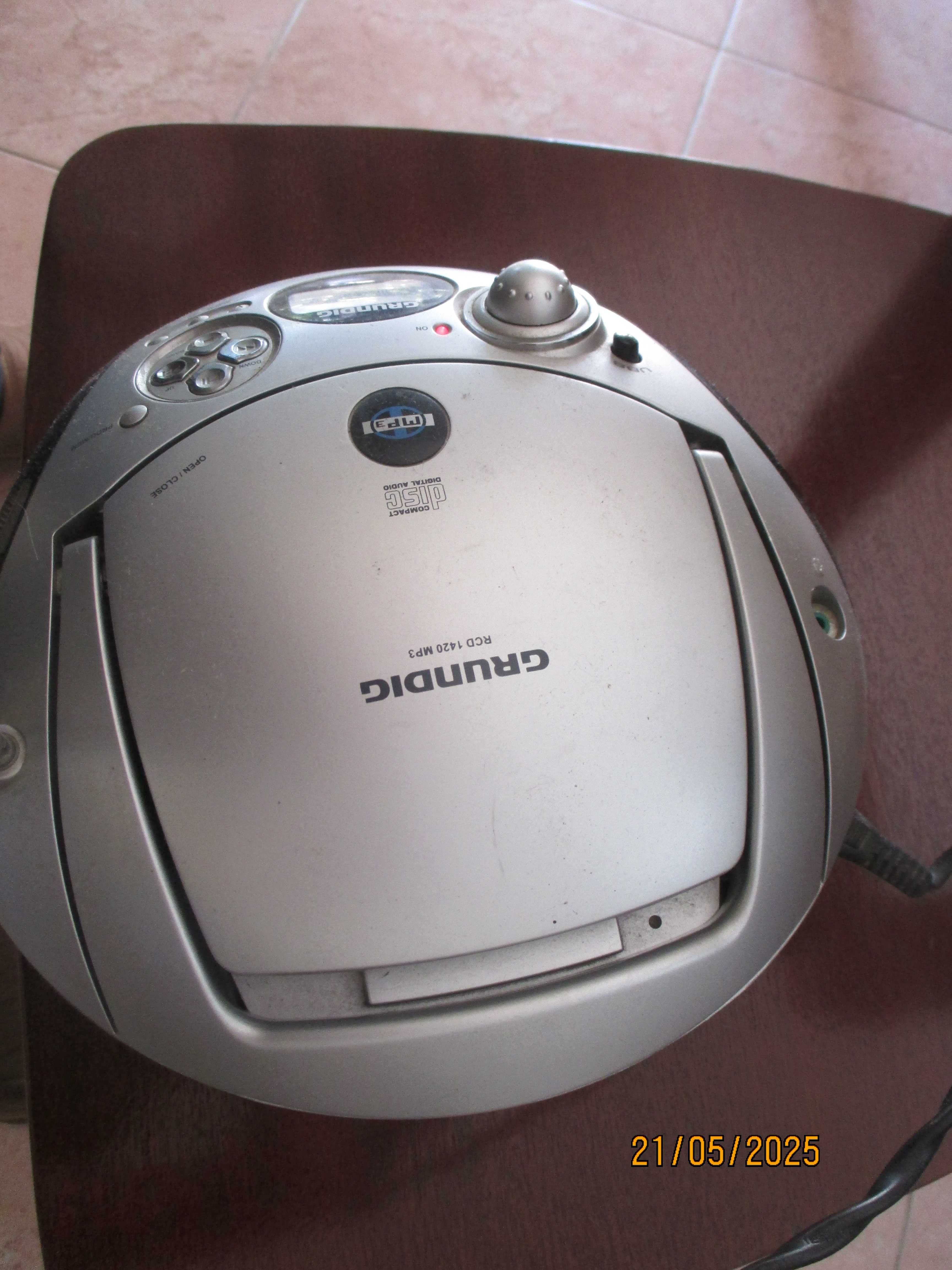 Radio e Cd redondo Grundig, ( para reparar)