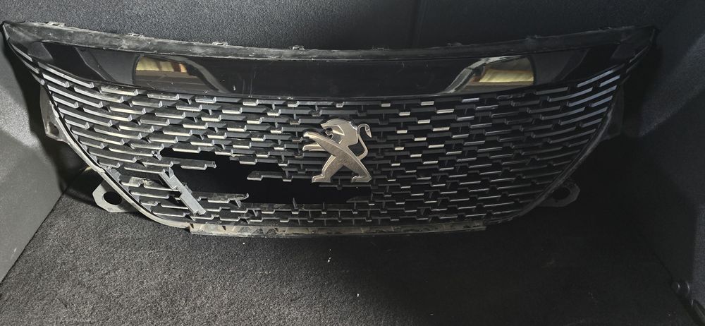 Atrapa listwa znaczek Peugeot 2008 II