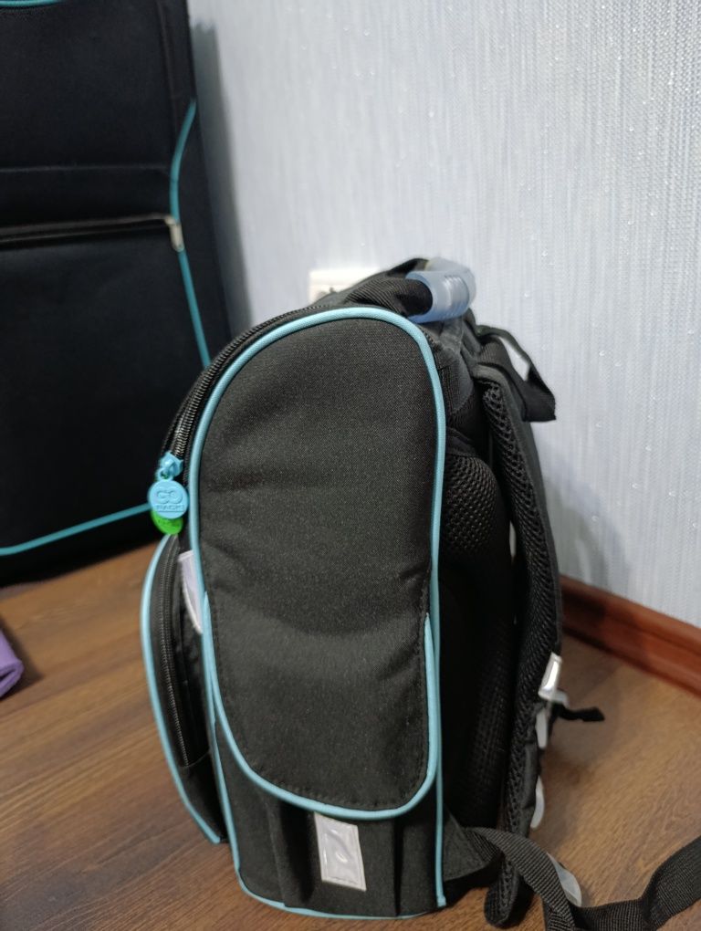 Продам шкільний портфель