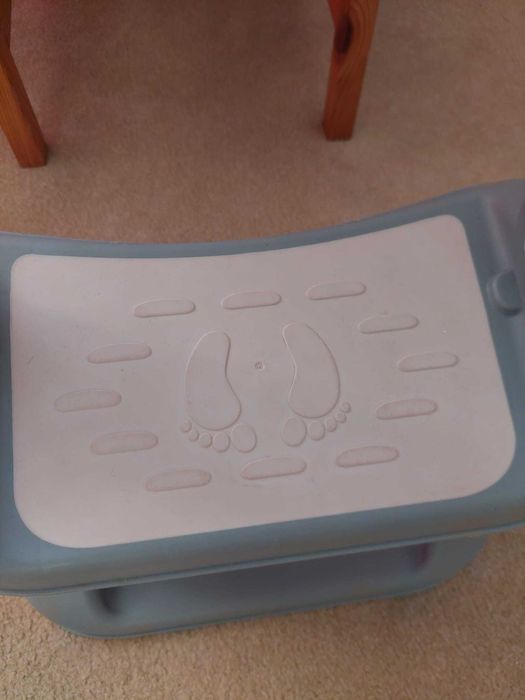 Nakladka/podnozek na sedes