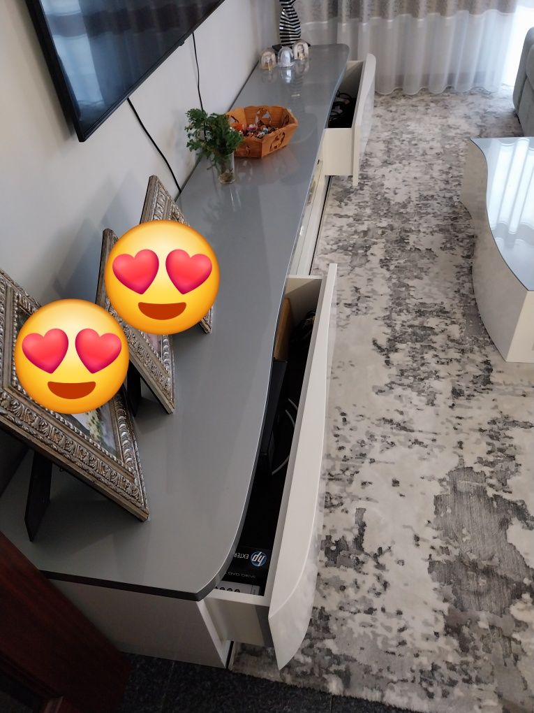 Móvel TV branco, lacado com tampa cinza e iluminação