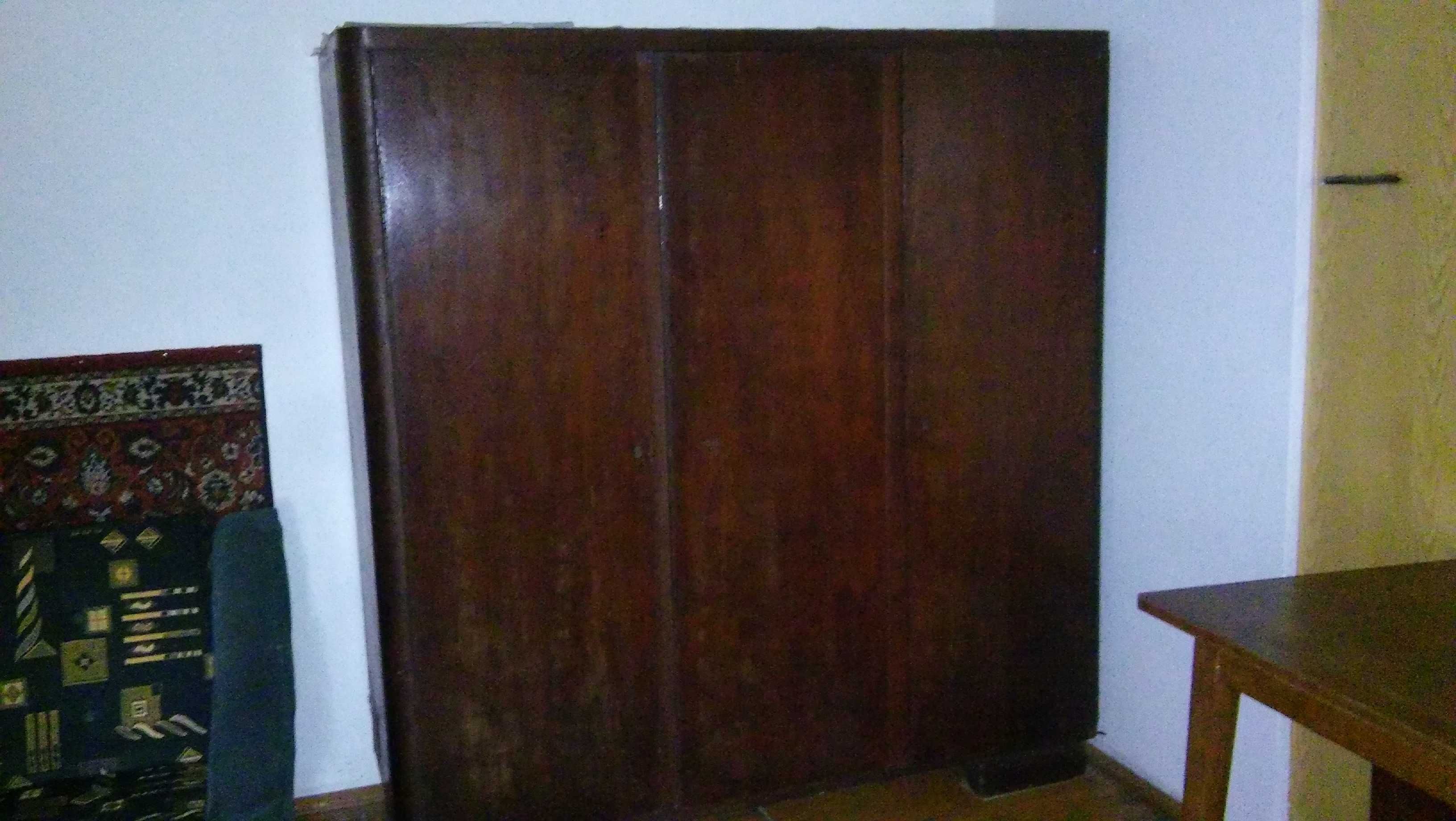 Elegancka SZAFA drewniana z roku 1952, z ciemną okleiną, ZABYTEK